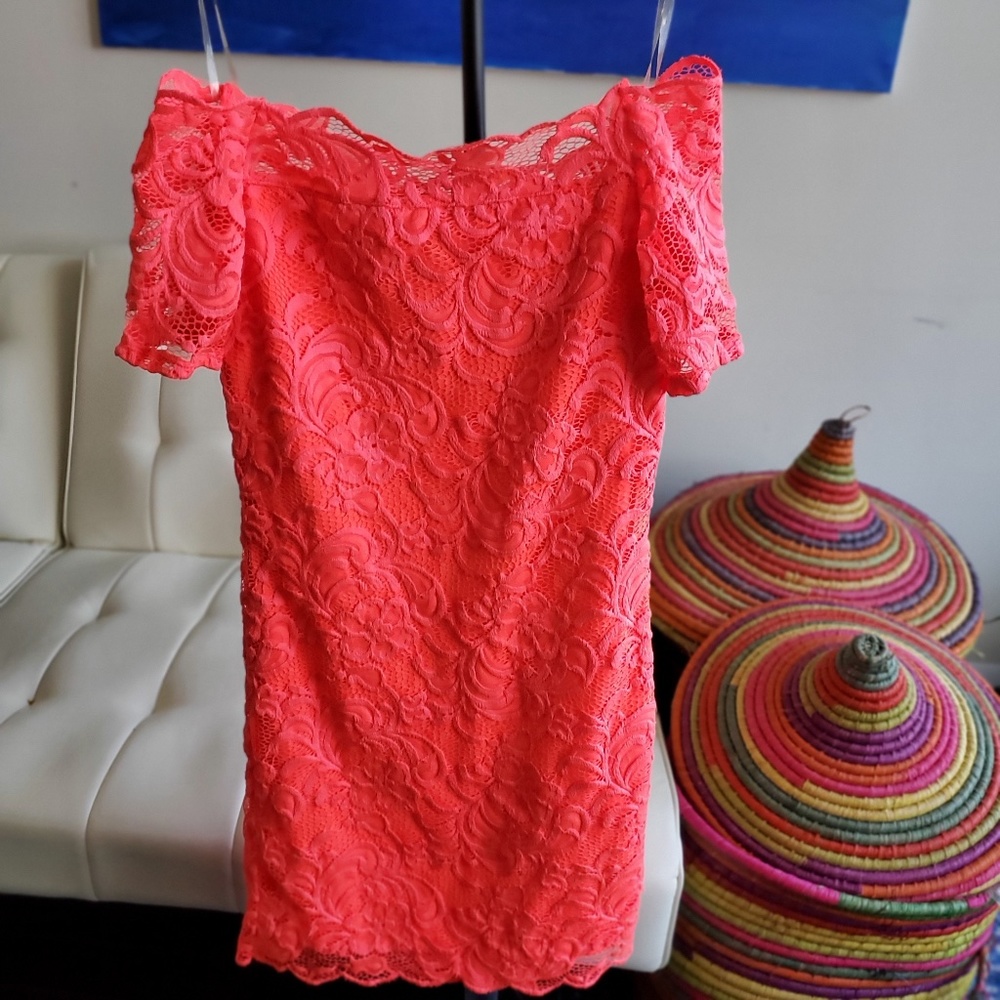 H&M Off Shoulder Scalloped Lace Dress NWOT 🔥